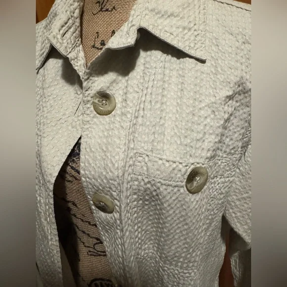 Columbia women’s lightweight jacket with large buttons - Picture 2 of 13